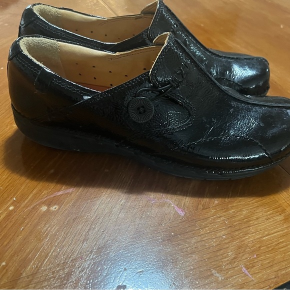 Clarks Unstructured Black Patent Leather Slip On Comfort Shoes Size 7 Minimalist - Picture 4 of 8